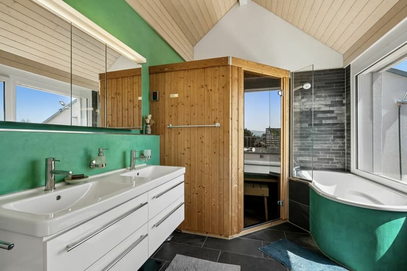 Grosszügiges Badezimmer mit Sauna