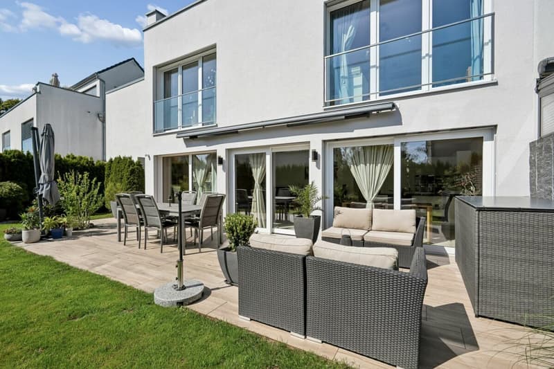 Sonniger Sitzplatz und Garten