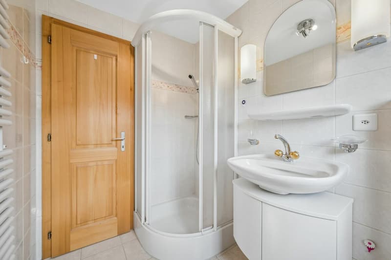 Badezimmer mit Dusche