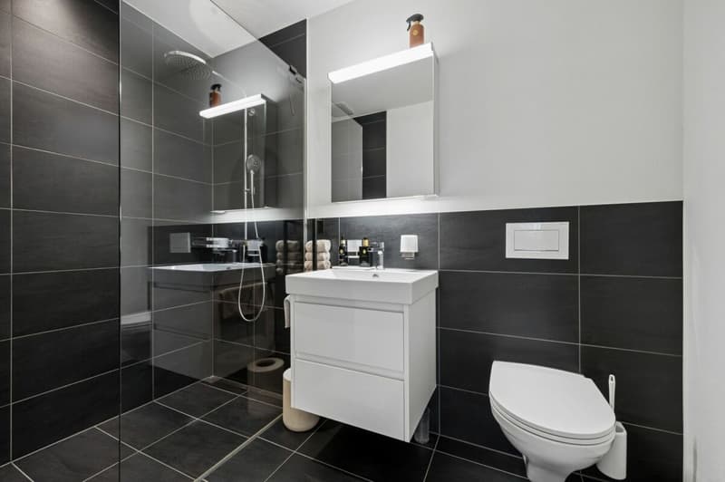 Elegantes Badezimmer mit Walk-in-Dusche