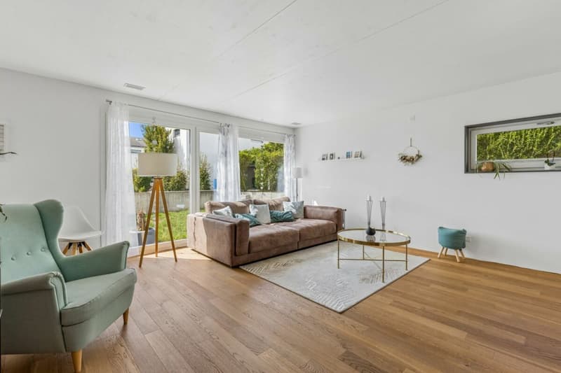 Helles Wohnzimmer mit Cheminée