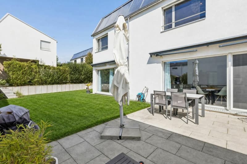 Terrasse mit Rasenfläche