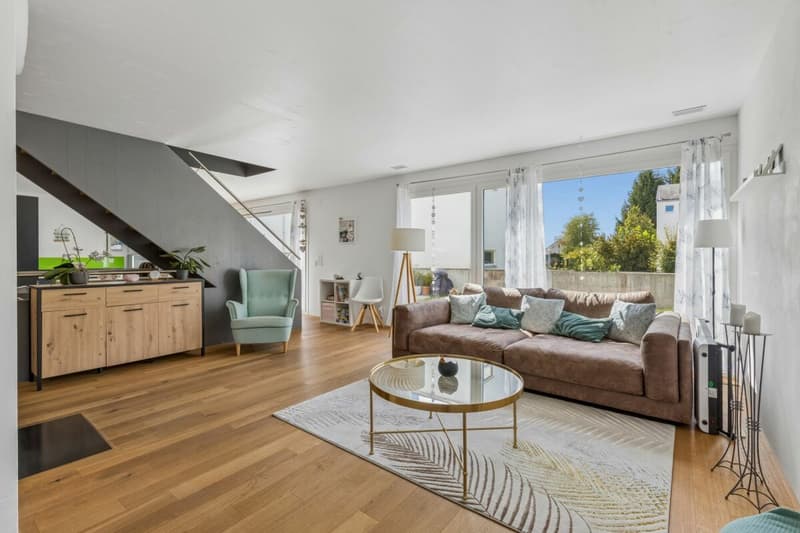 Helles Wohnzimmer mit Cheminée