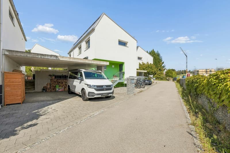 Vorplatz mit zwei Carportparkplätzen