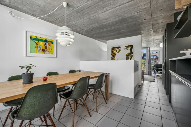 Essbereich mit Blick ins Wohnzimmer