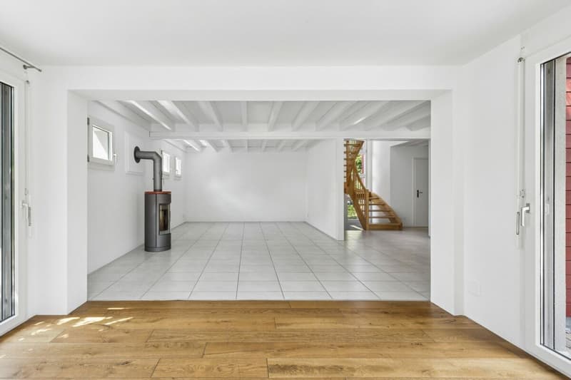Offenes Wohn- und Esszimmer mit Schwedenofen
