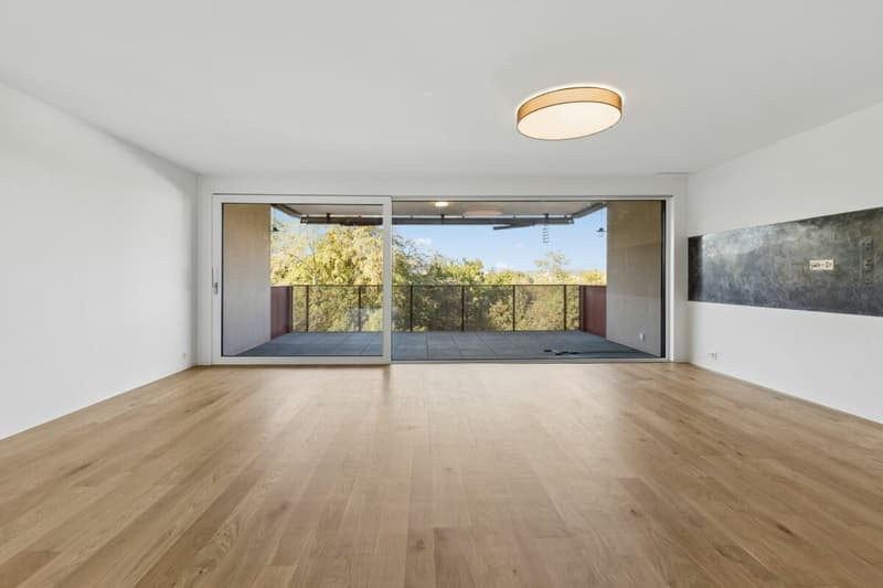 Helles Wohnzimmer mit Zugang auf den Balkon