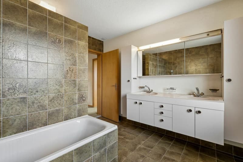 Badezimmer mit Badewanne und Dusche