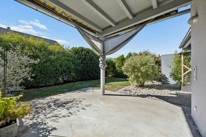 Gedeckte Terrasse mit Gartenbereich