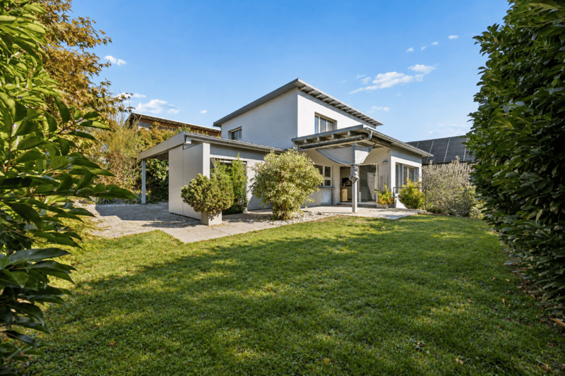 Aussenansicht mit Garten und gedeckter Terrasse
