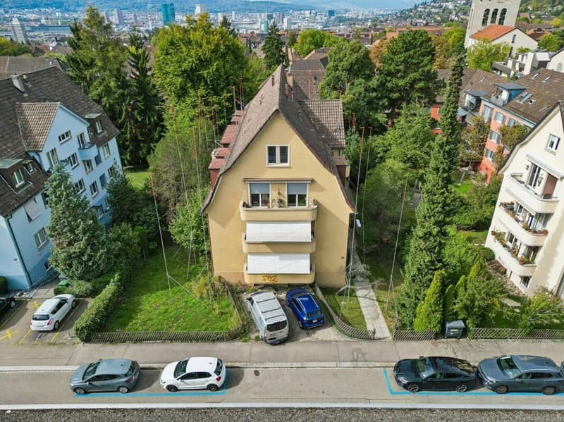 Drohnenaufnahme (mit Profilen des bewilligten Neubaus)