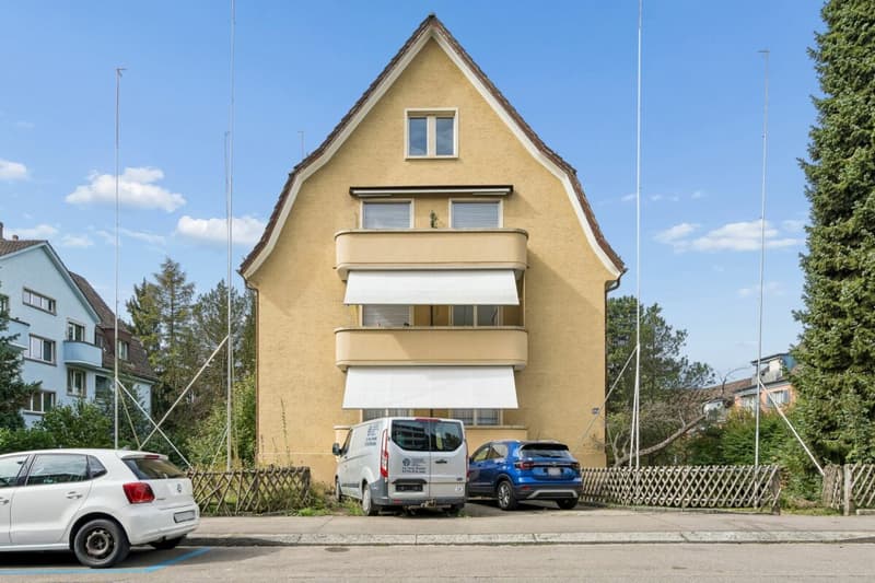 Aussenansicht (mit Profilen des bewilligten Neubaus)