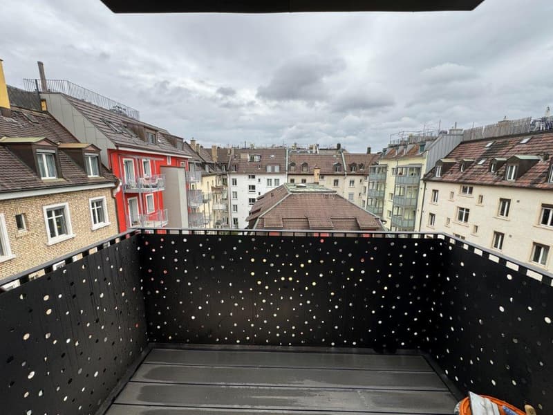 Erstbezug! Neurenovierte 3-Zimmerwohnung mit 3 Balkone an der Steinstrasse 35 in Zürich (7)