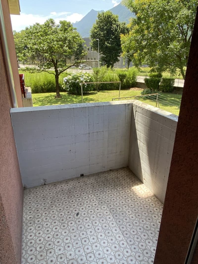 Moderno appartamento 3.5 locali con balcone e vista panoramica a Biasca (9)