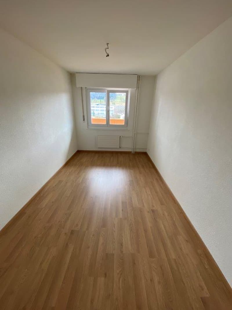 Charmant appartement de 2.5 pièces avec balcon à La Chaux-de-Fonds (3)