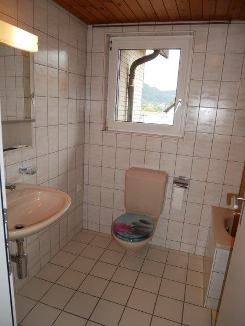 Charmante 4.5-Zimmer-Maisonette-Wohnung mit Balkon und Kamin in Ulisbach (11)