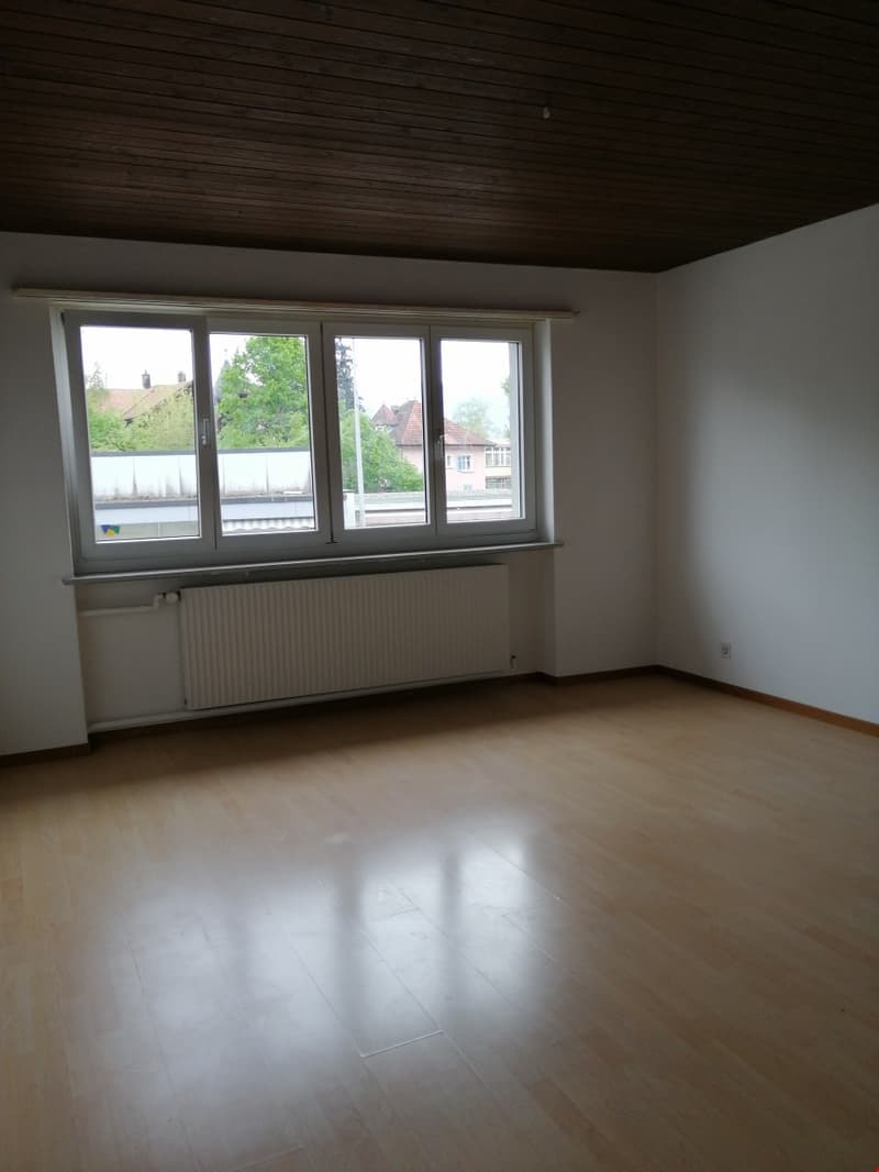 Schöne, helle 2.5 Zimmerwohnung zu vermieten (2)