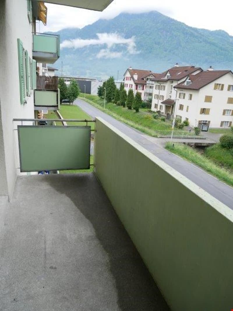 Helle 2-Zimmer-Wohnung mit Balkon und Bergblick in Bilten (3)