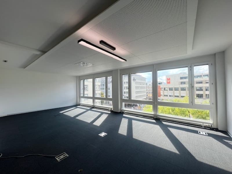 Moderne Büroräume direkt am Kreuzplatz - mit Parkplätzen (1)