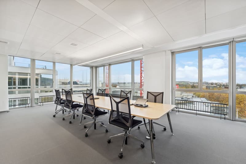 Moderne Büroflächen mit Weitsicht und Parkplätzen (2)