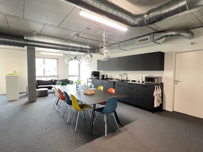 Moderne Büros mit Balkon im Wright-Place Glattpark. (1)