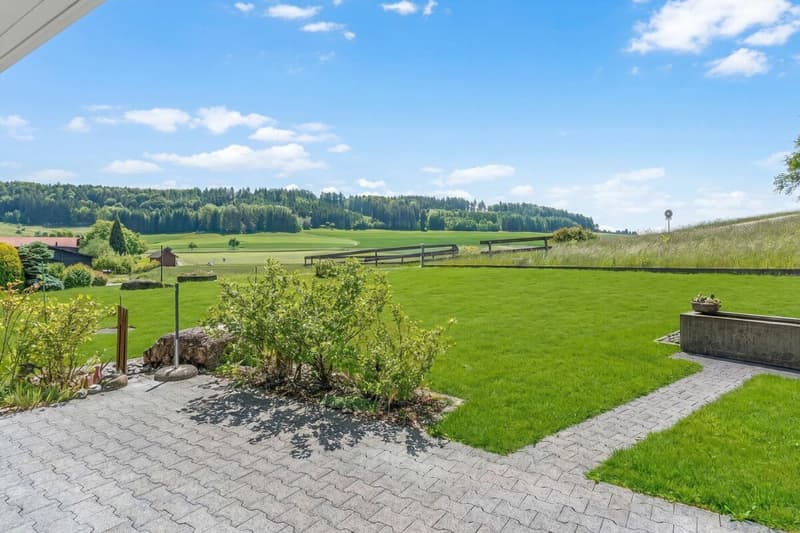 Grosszügige 5.5-Zimmer-Gartenwohnung mit herrlicher Aussicht ins Grüne (3)