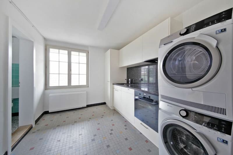 Renovierte 6-Zimmerwohnung mit viel Charme und privatem Garten! (6)
