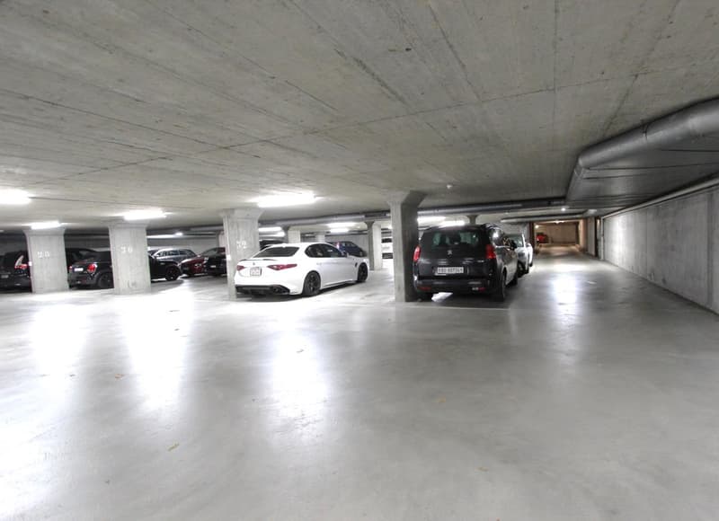 Grosser Parkplatz in geschlossener Tiefgarage (1)