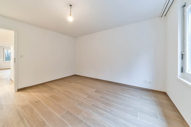 large empty room with white walls and tiled floors, empty room with windows