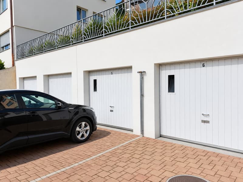 Geräumige Garagebox, passend für 2 Fahrzeuge (1)