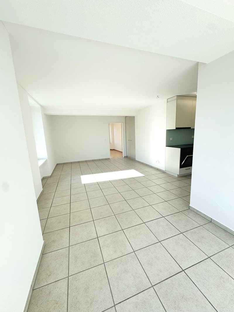 Completely empty room with white walls and tiled floor. No furniture or equipment.
