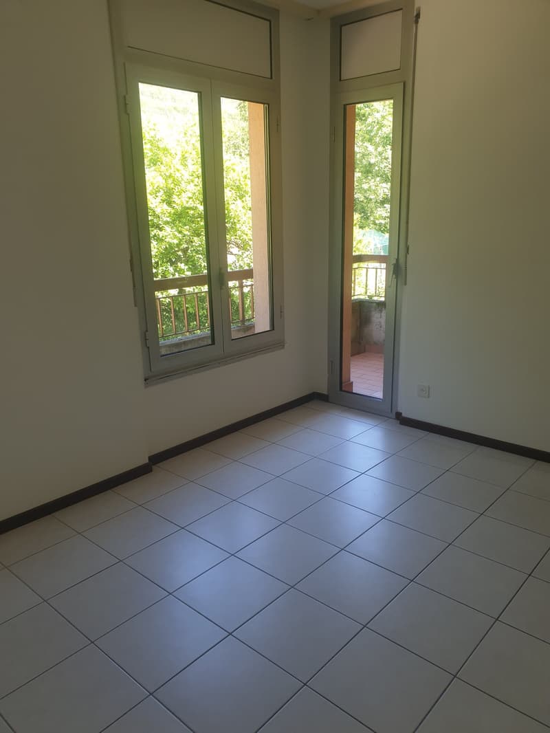 Appartamento di 3.5 locali con balcone e piscina esterna a Morbio Inferiore (5)