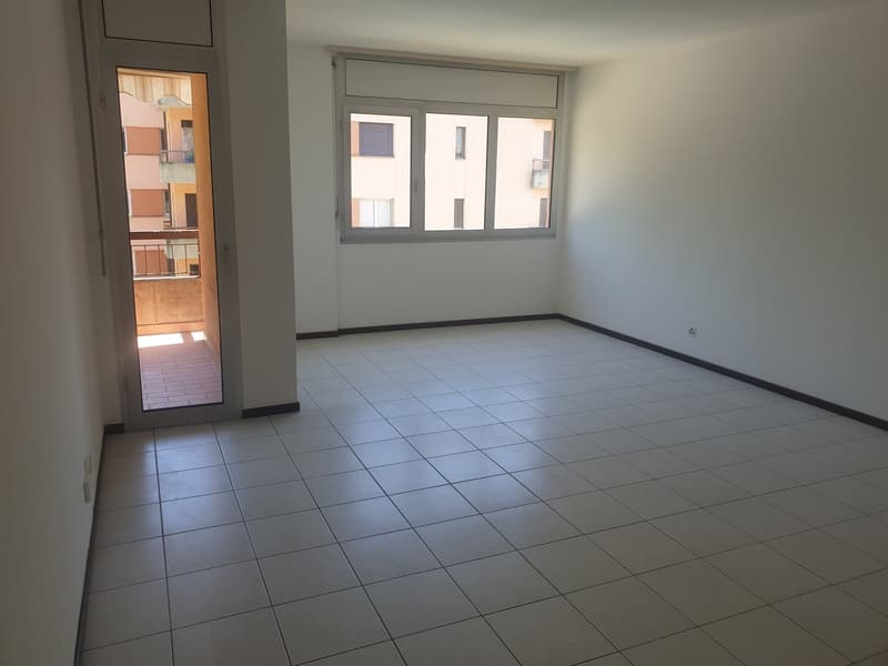 Appartamento di 3.5 locali con balcone e piscina esterna a Morbio Inferiore (3)