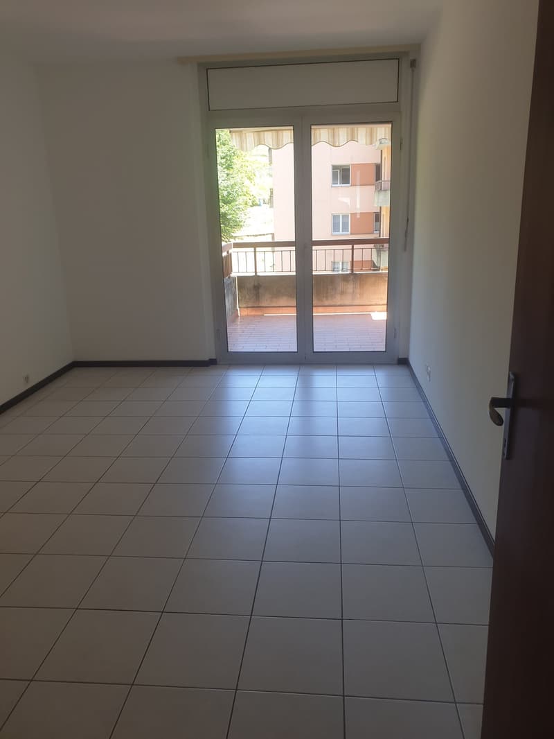 Appartamento di 3.5 locali con balcone e piscina esterna a Morbio Inferiore (6)