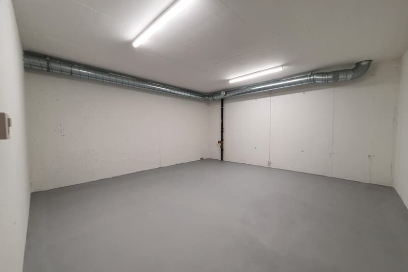 Storage rooms 6m2 and 16m2. Uncomplicated, modern and dry. (2)