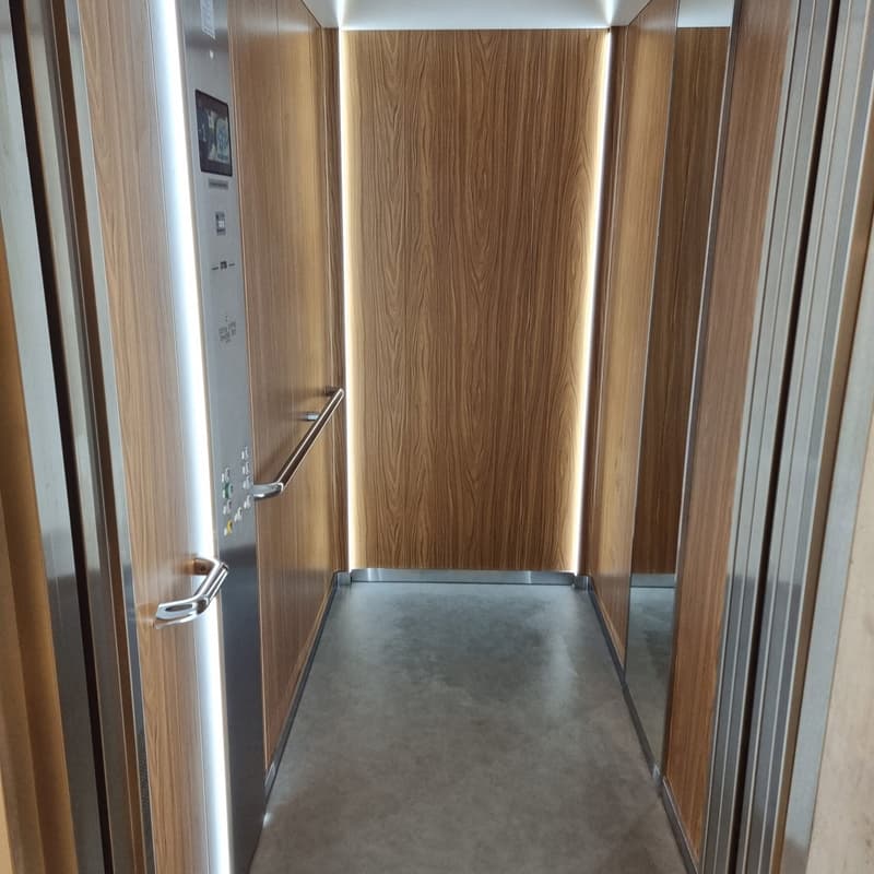 Storage rooms 6m2 and 16m2. Uncomplicated, modern and dry. (6)