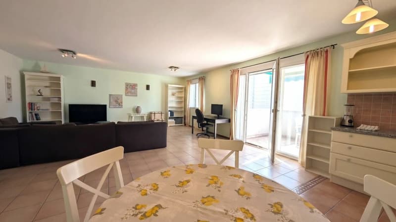 Eleganza urbana con vista sui castelli (5)