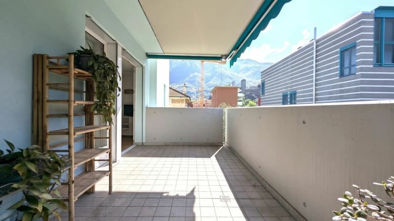 Eleganza urbana con vista sui castelli (4)