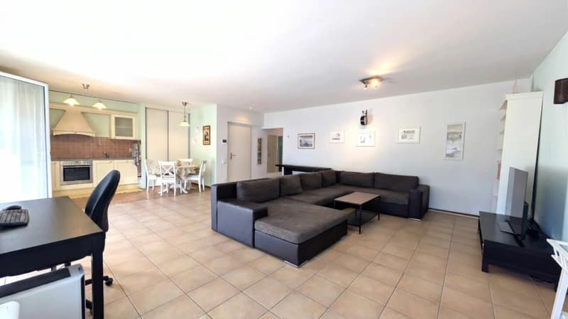 Eleganza urbana con vista sui castelli (3)