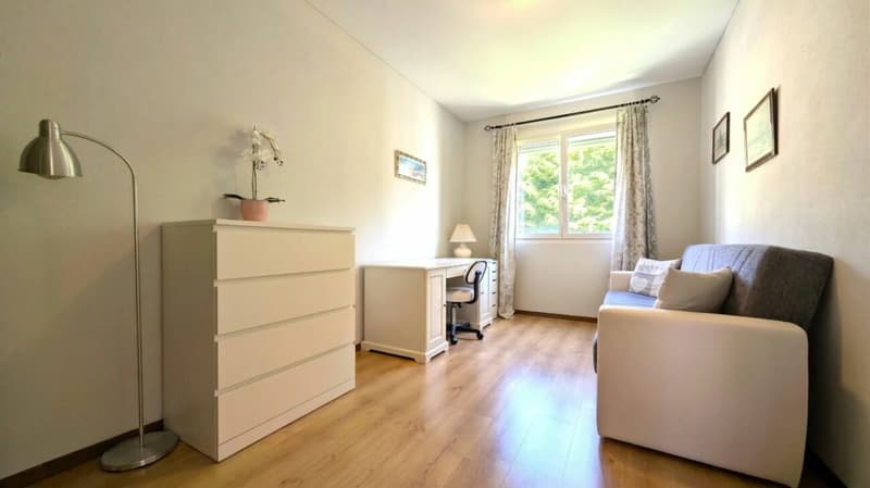 Eleganza urbana con vista sui castelli (10)