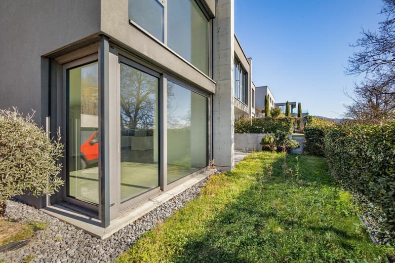 Villa contemporanea con due giardini e vista panoramica (9)