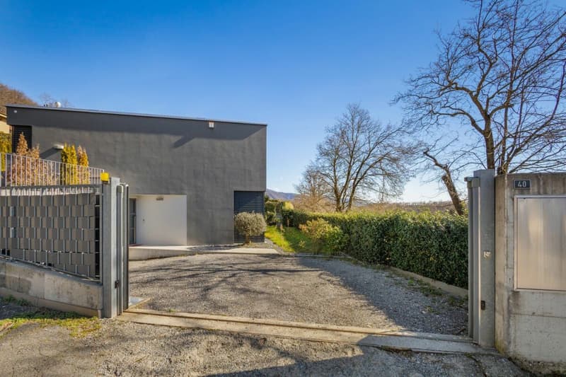 Villa contemporanea con due giardini e vista panoramica (10)
