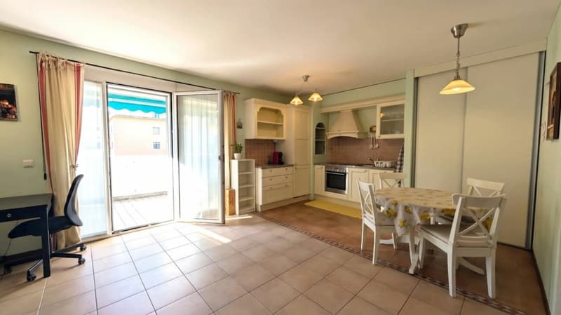 Eleganza urbana con vista sui castelli (2)