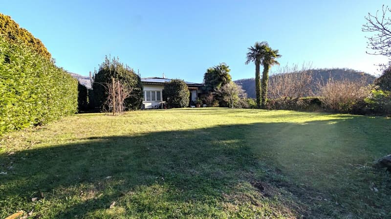 Villa bifamiliare con giardino di 800 m² (14)