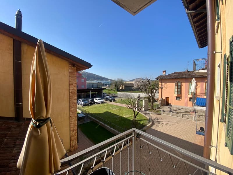 Stabio_ Appartamento di 2.5 locali con camino in marmo di Arzo (3)