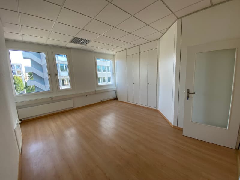 Zweites Büro ohne Möbel