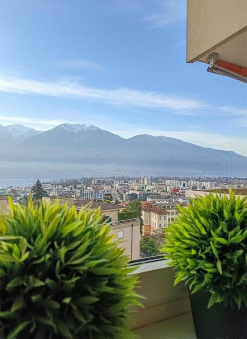 Bijoux mit fantastischer See- und Bergsicht, modern möbliert (3)