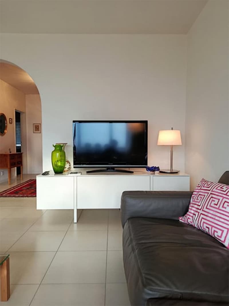 Bijoux mit fantastischer See- und Bergsicht, modern möbliert (14)