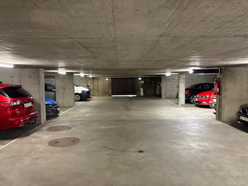 Posto auto in un garage sotterraneo pulito! (1)