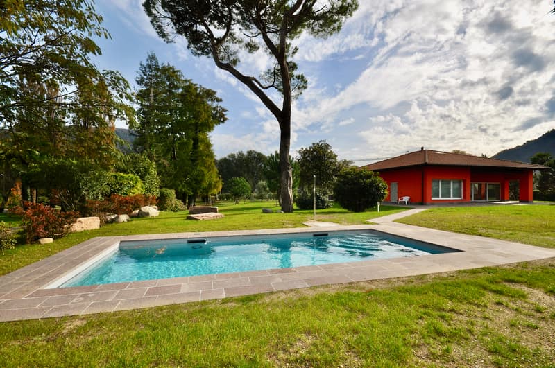 Villa Immersa nel Verde Tra il Lago di Lugano e il Campo da Golf (1)